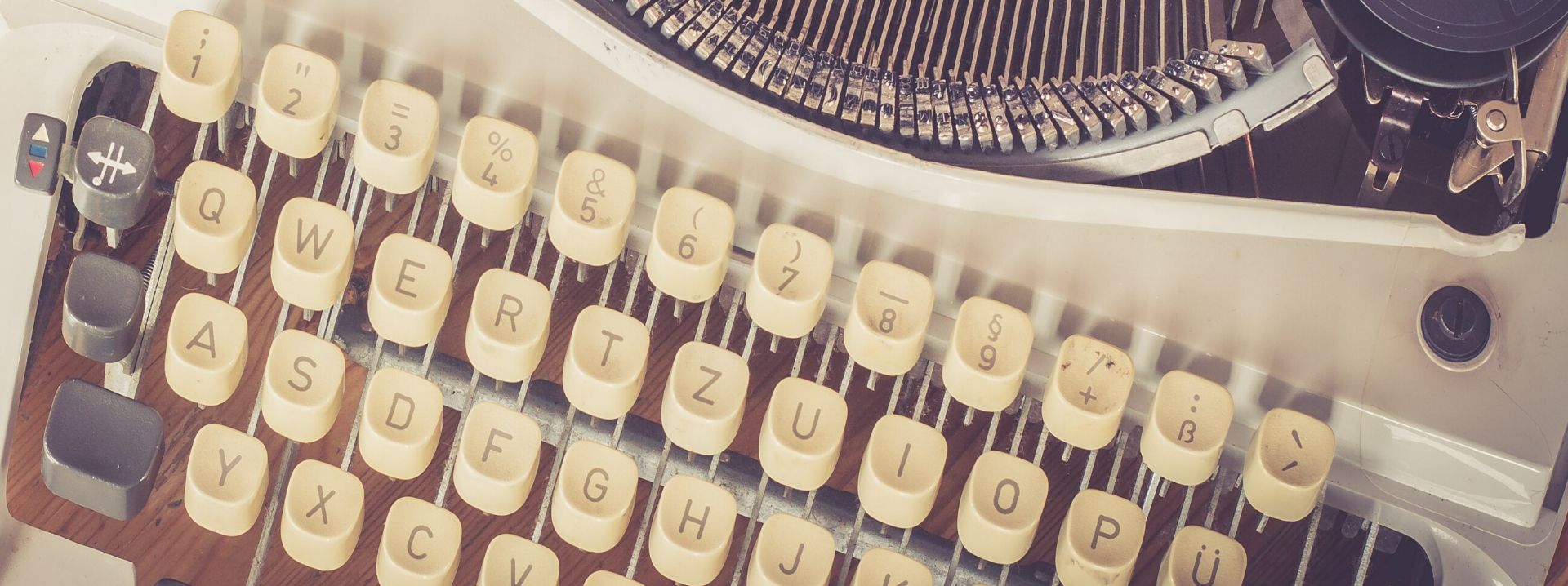 Nahaufnahme von Tasten einer alten Schreibmaschine