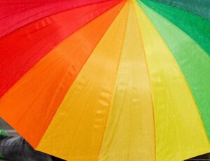Ein Regenschirm in Regenbogenfarben