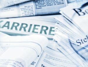 Verschiedene Zeitungsausschnitte und Blätter mit Begriffen wie "Stellen-Angebote", "Karriere" oder "Lebenslauf"