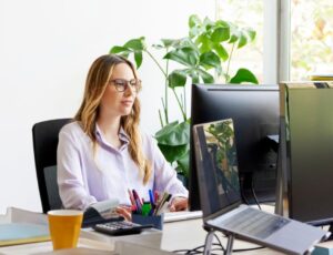 Bürosituation: Frau sitzt am PC