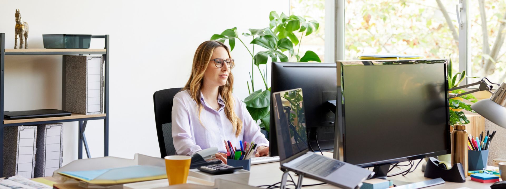 Bürosituation: Frau sitzt am PC
