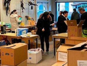 Die Vereine in Hofstetten helfen tatkräftig mit: Menschen packen und verstauen Kisten mit notwendigen Gütern für die Menschen in der Ukraine.