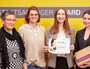 Ein Foto vor der Pressewand der 2 .Platzierten der Kategorie Kommune für Alle