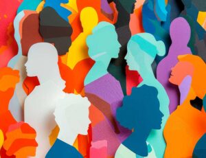 Eine bunte Collage aus stilisierten, übereinanderliegenden Silhouetten von Menschen in verschiedenen Farben und Formen, die Vielfalt und Gemeinschaft symbolisiert.
