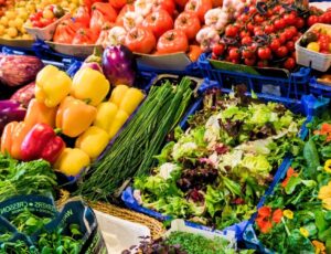 Auswahl an verschiedenen Lebensmitteln auf einem regionalen Markt.