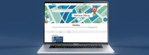 Ein Laptop auf einem blauen Hintergrund zeigt eine Website mit dem Titel „Rathaus Dialog“. Auf der Seite sind eine grafische Karte mit Markierungen und Informationen zum Thema digitale Verwaltung zu sehen. Die Darstellung vermittelt ein modernes, digitales Konzept.