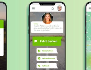 Drei nebeneinander dargestellte Smartphone‑Screens der „dorf‑mobil.app“ mit Login‑Maske, persönlicher Startseite mit Fahrbuchungs‑Optionen und einer Kartenansicht mit farblich markierten Routen.