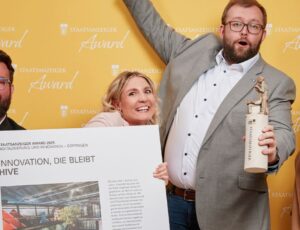 Preisträgerteam aus Göppingen beim Staatsanzeiger Award 2025 mit Urkunde, Trophäe und Präsentation des Projekts HIVE