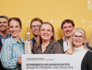 Team aus Leutenbach präsentiert Auszeichnung für schwäbische Dialektförderung im Kindergarten