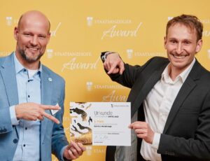 Zwei Vertreter des Naturparks Neckartal-Odenwald zeigen Urkunde beim Staatsanzeiger Award 2025