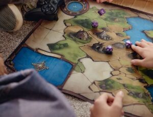 Personen spielen an einem Spielbrett als Symbol für Planung, Strategie und Projektmanagement