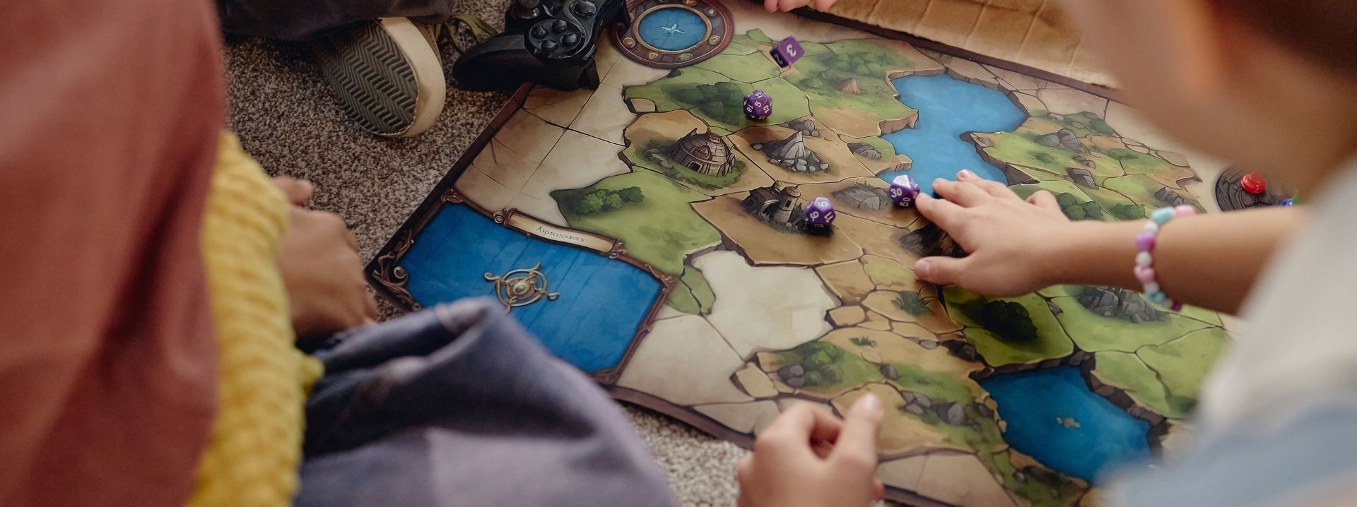 Personen spielen an einem Spielbrett als Symbol für Planung, Strategie und Projektmanagement