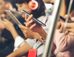 Menschen nutzen Smartphones als Symbol für Social Media Wirkung und digitale Behördenkommunikation