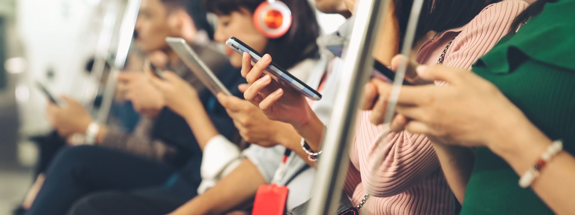 Menschen nutzen Smartphones als Symbol für Social Media Wirkung und digitale Behördenkommunikation