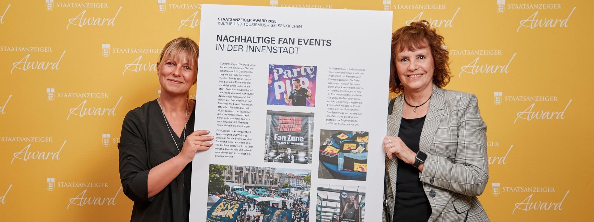 Zwei Vertreterinnen zeigen ein Plakat zu nachhaltigen Fan Events in der Innenstadt von Gelsenkirchen