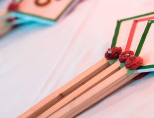Wertungstafeln mit Punktzahl fünf als Symbol für Angebotswertung im Vergabeverfahren