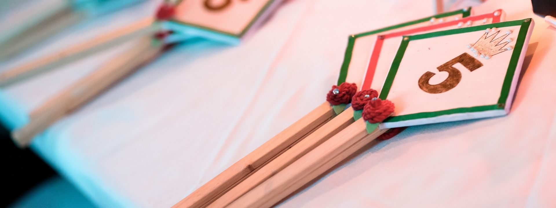 Wertungstafeln mit Punktzahl fünf als Symbol für Angebotswertung im Vergabeverfahren