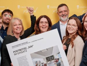 Team des Landkreises Heilbronn präsentiert das Projekt Postbot KAI beim Staatsanzeiger Award 2025